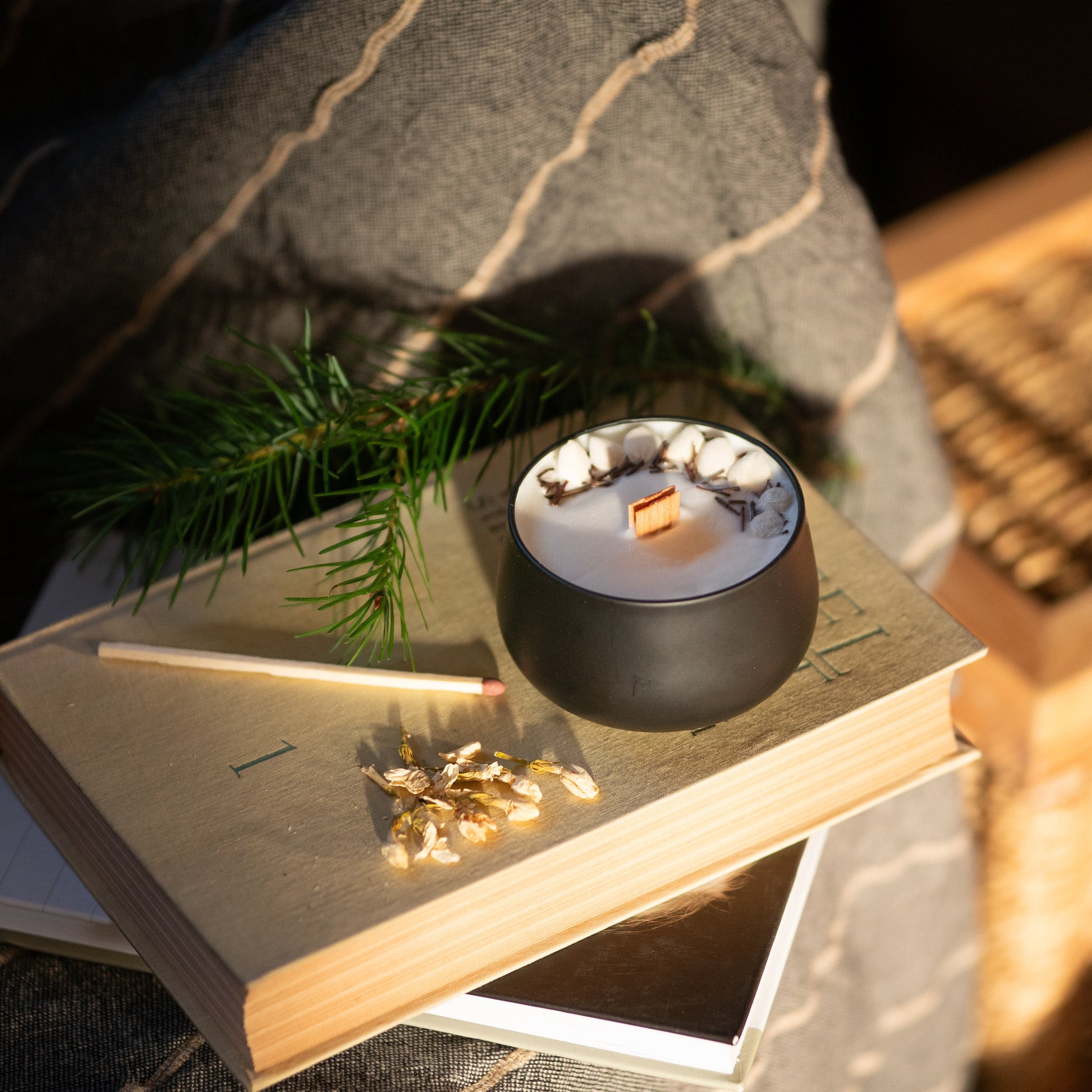 Scented candle in a matte black tin with lid. Soy candle with wooden wick. 